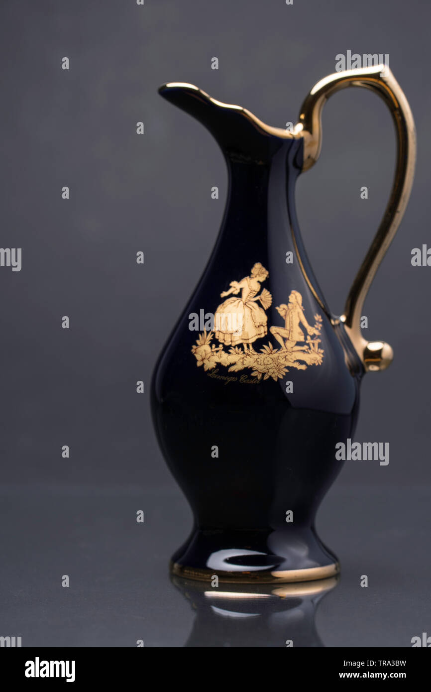 Kobaltblau Krug Vase mit einer Renaissance inspiriert Liebespaar mit grauem  Hintergrund Stockfotografie - Alamy