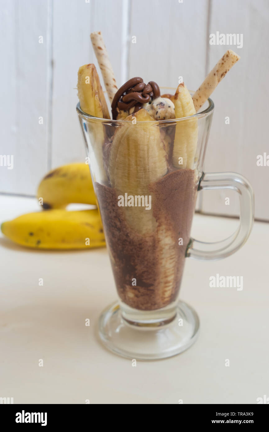 Banane in Eis auf gelbe Banane Hintergrund, Stockfoto