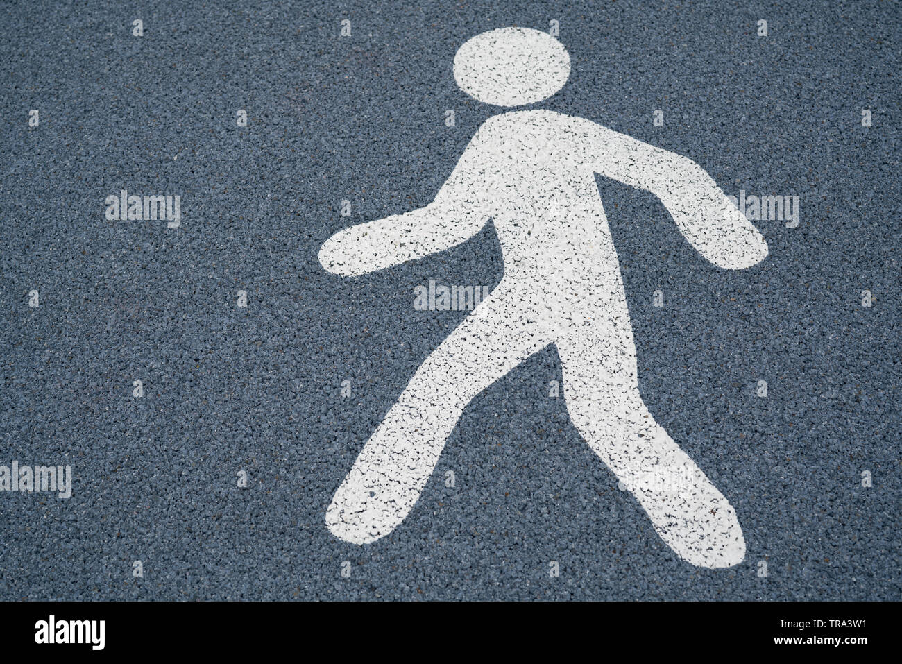 Spaziergang Zeichen, die Fußgängerzone auf einem nassen dunklen Asphaltboden Stockfoto