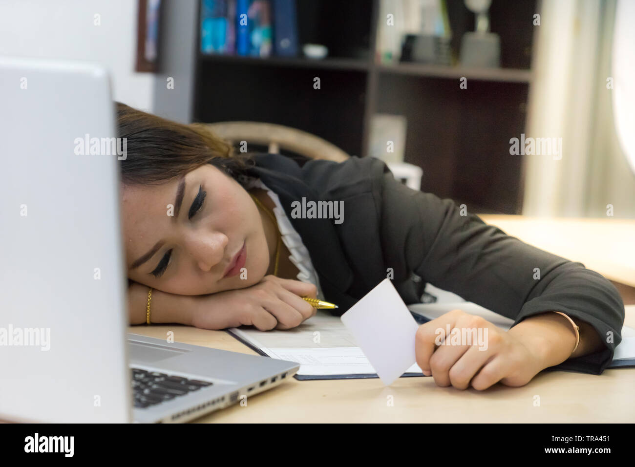 Weiß Business Card Inhaber Holding und schlafen Denken auf Tisch im Büro, Stockfoto