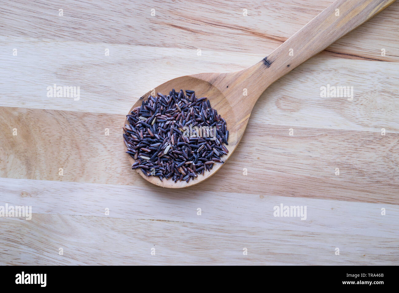 Riceberry Reis in Holz- Pfanne auf Holztisch, Ansicht von oben Bild, Stockfoto