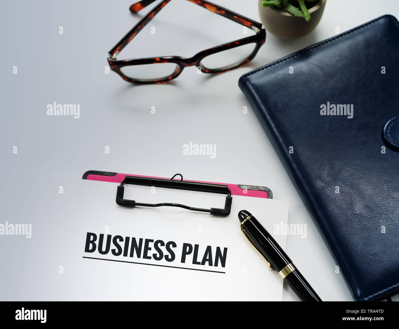 Businessplan Konzept, Pen und Zwischenablage mit Wort Business Plan, Gläser und Tagebuch Buch auf weißem Hintergrund mit Kopie Raum Stockfoto