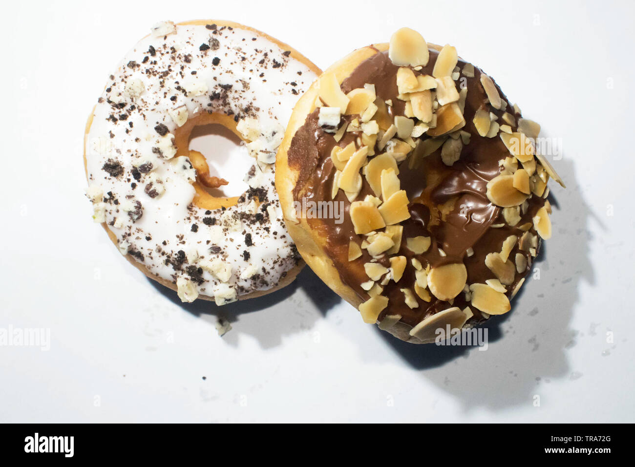 Nutella Donuts und Cookies und Creme Donuts auf weißem Hintergrund Stockfoto