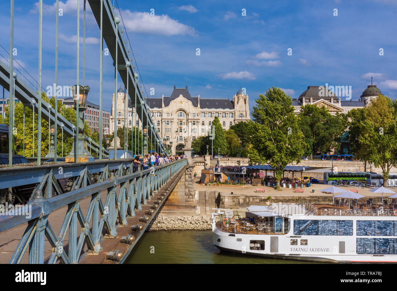 Kreuzung das berühmte Széchenyi Kettenbrücke über die Donau in Richtung Pest Stadtzentrum Stockfoto