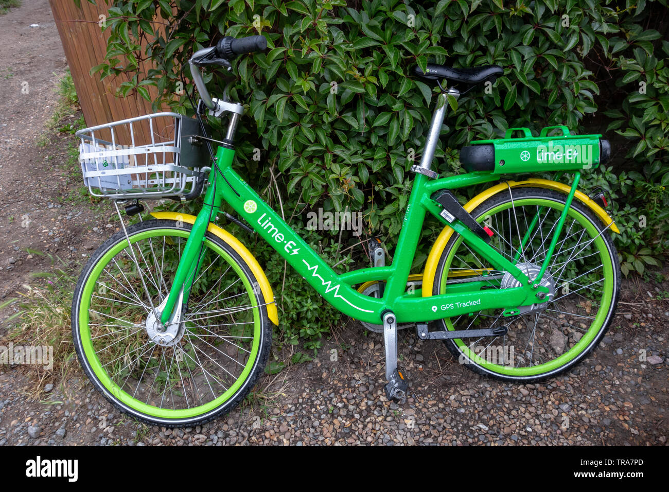 Lime E Bike gegen einen Zaun in Chislehurst geworfen Stockfoto