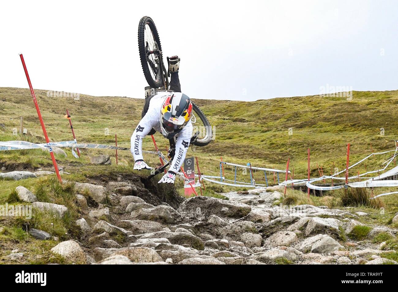 UCI Mountainbike World Cup, Fort William, Schottland, Großbritannien. 1. Juni 2019. Finn Iles eine Elite Rider geht weg von einem dramatischen Absturz beim Training vor dem Qualifying heute morgen Credit: Kay Roxby/Alamy Live News (Serie von Bildern) Stockfoto