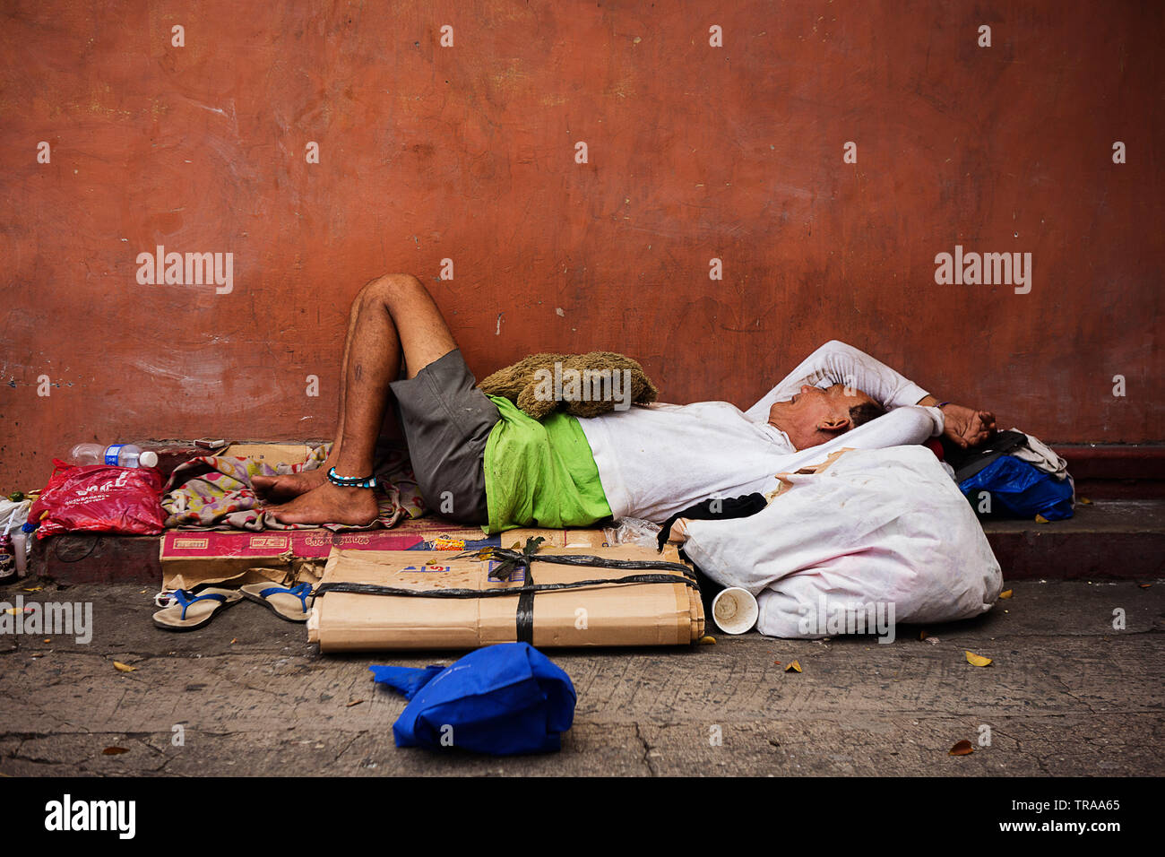 Manila, Philippinen - Dezember 21,2015: Obdachlose filipino Mann schlafen auf der Straße Stockfoto