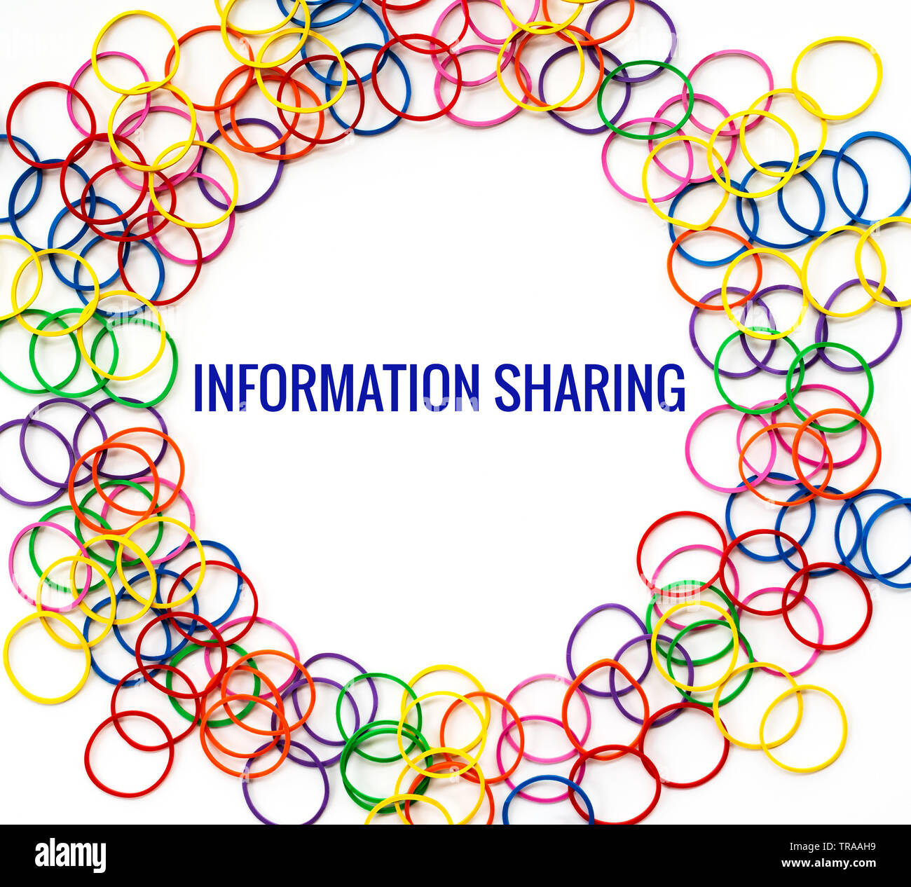 Gemeinsame Nutzung von Informationen Konzept, bunte Gummiband mit Word Informationsaustausch auf weißem Hintergrund Stockfoto
