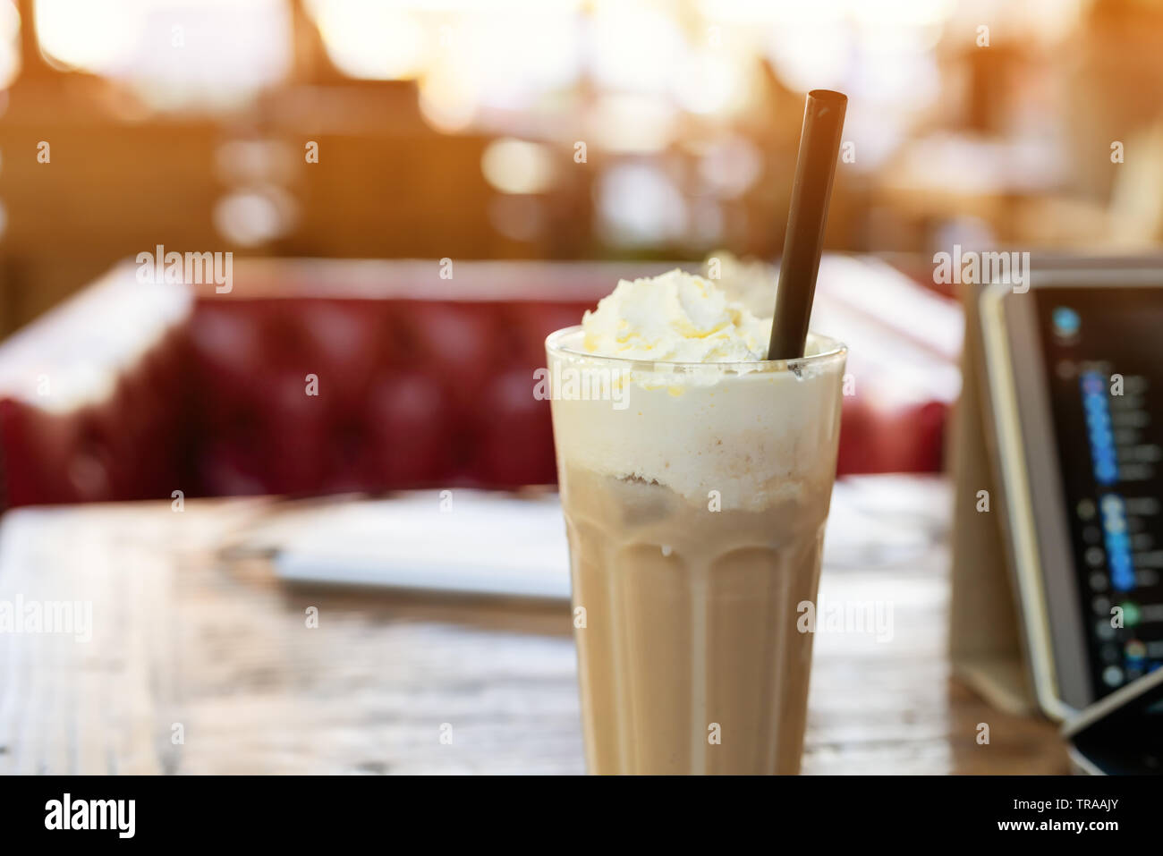 Eis mokka Kaffee auf Holztisch smart computer Pad Stockfoto