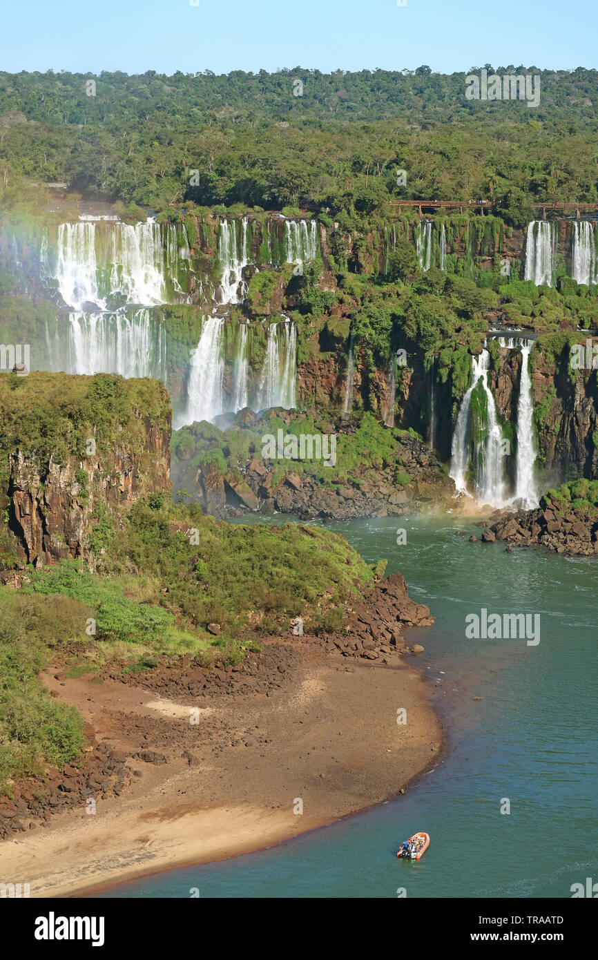 Atemberaubende Aussicht auf brazillian Seite Iguazu Fälle mit Rainbow und Fluss Iguazu Kreuzfahrtschiff, Foz Iguacu, Brasilien, Südamerika Stockfoto