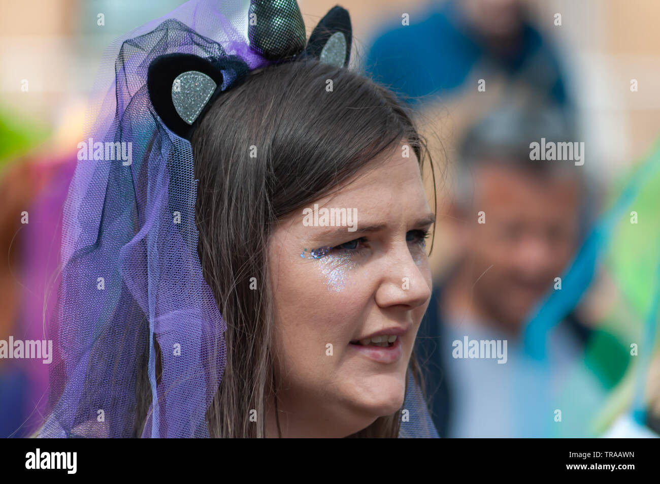 Glasgow, Schottland, Großbritannien. 1. Juni, 2019: eine Frau im Abendkleid während der jährlichen Gorbals Messe, die mit einer Prozession durch die Straßen Der gorbals. Credit: Skully/Alamy leben Nachrichten Stockfoto