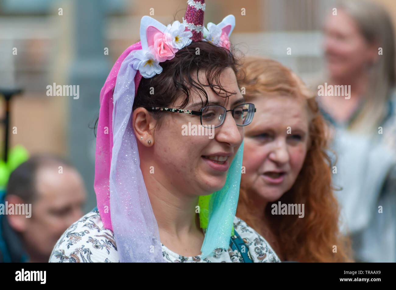 Glasgow, Schottland, Großbritannien. 1. Juni, 2019: eine Frau im Abendkleid während der jährlichen Gorbals Messe, die mit einer Prozession durch die Straßen Der gorbals. Credit: Skully/Alamy leben Nachrichten Stockfoto