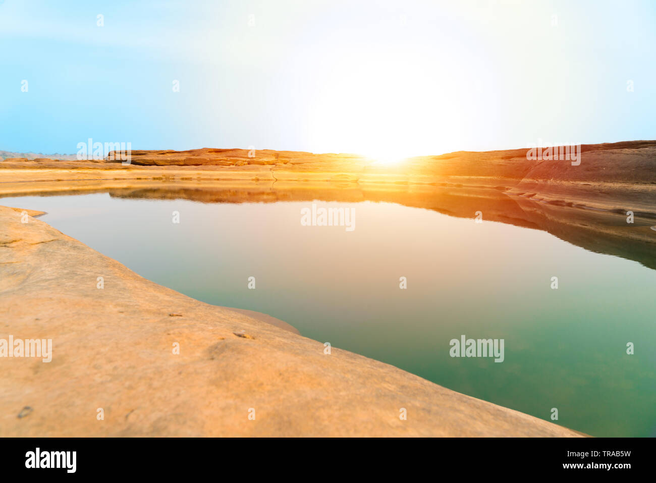 Sunrise neuer Tag bei Sam Phan Bok, wie der Grand Canyon von Thailand, der größten Rock Riff in den Mae Khong River, in der Provinz Ubon Ratchathani, Stockfoto