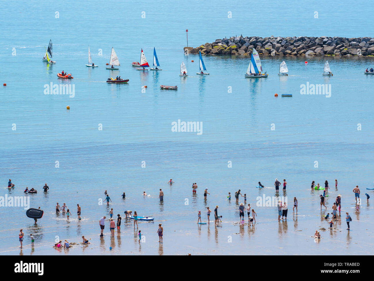 Lyme Regis, Dorset, Großbritannien. 1. Juni 2019. UK Wetter: Der Badeort Lyme Regis swelters in glühend heiße Sonne auf den ersten Tag der meteorologische Sommer. Massen von Touristen und Besucher in Scharen zu dem malerischen Strand in der Sonne zu aalen als Küstenstadt am heißesten Tag des Jahres so weit brutzelt. Credit: Celia McMahon/Alamy Leben Nachrichten. Stockfoto