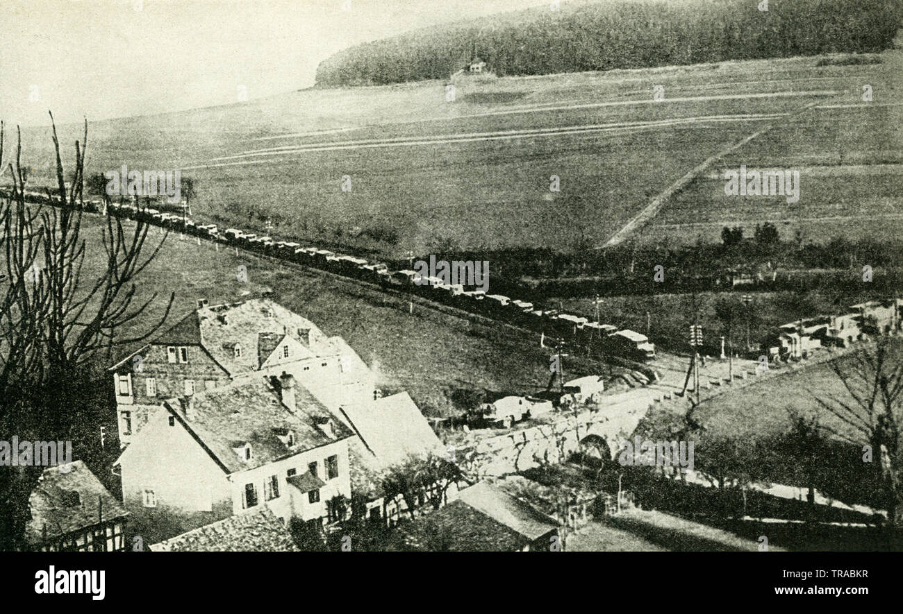 Dieses Foto, dating vor 1922, bezieht sich auf die Bildunterschrift lautet: Deutsche Lkw der US-Armee kapitulierte unter den Bedingungen des Waffenstillstandes. Stockfoto