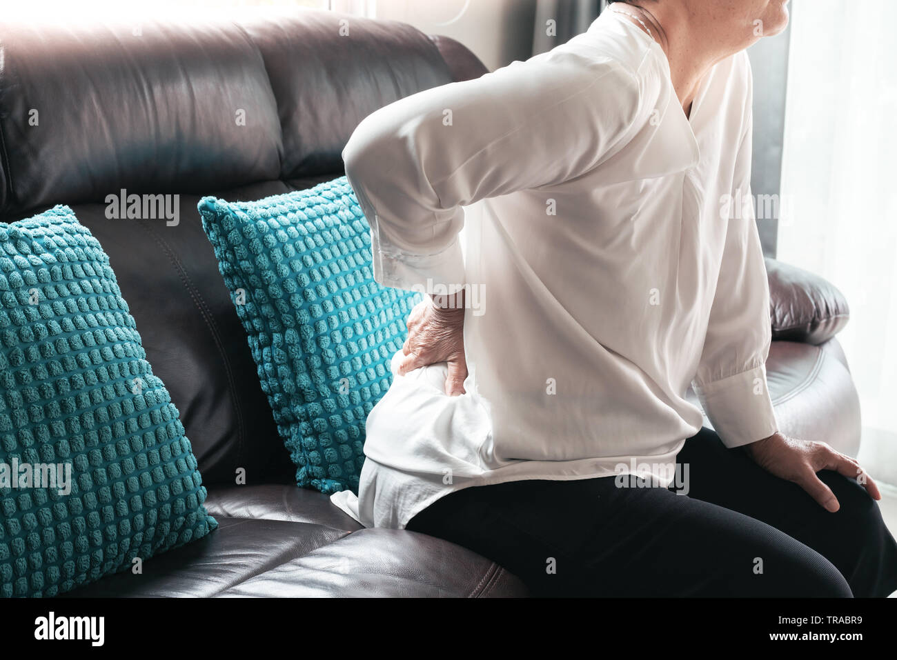 Alte Frau Rückenschmerzen zu Hause, Gesundheit Problem Konzept Stockfoto