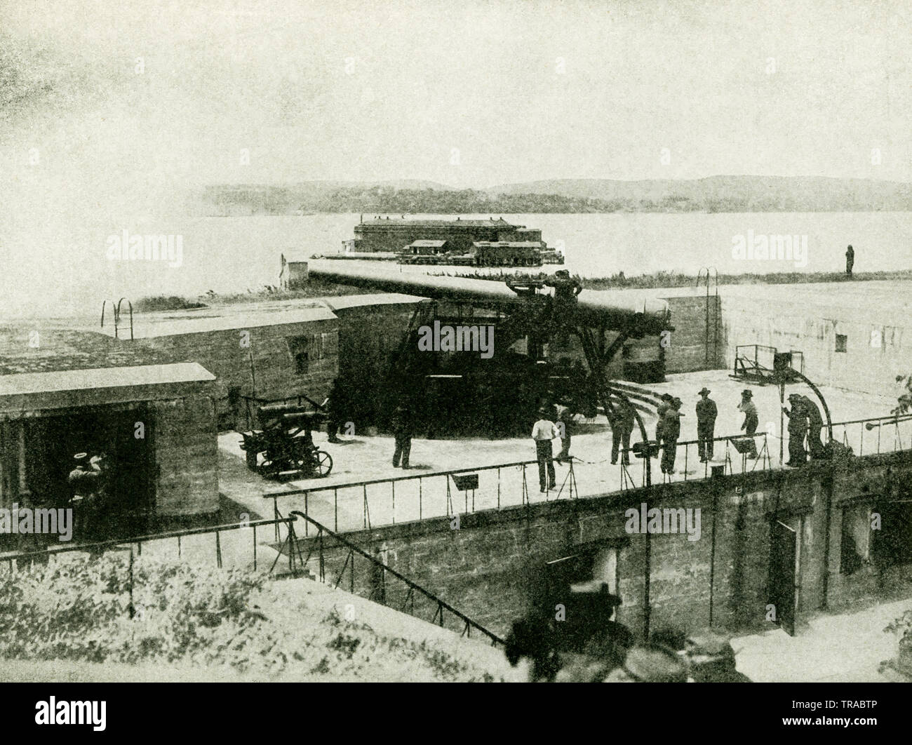 Dieses Foto, dating vor 1922, bezieht sich auf die Bildunterschrift lautet: Diese riesigen GEWEHREN GUARD den NEW YORK HAFEN UND STELLEN DIE TYPEN AUF DIE US-Küste, einschließlich den PANAMA KANAL VERWENDET Stockfoto