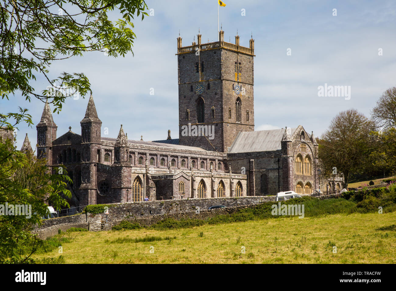 St Davids Cathedral in Pembrokeshire, von St David Patron von Wales der Kathedrale ein Ort der Anbetung für über 800 Jahre gebaut. Stockfoto
