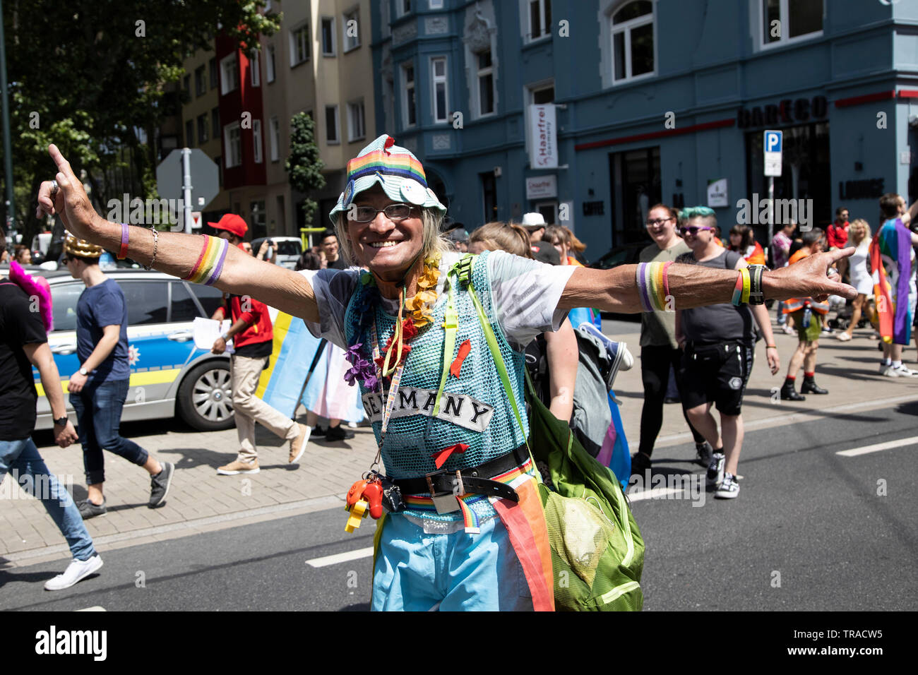 Düsseldorf, Deutschland. 1. Juni 2019. Die jährliche Parade zum Christopher Street Day, eine LGBT Pride Parade, macht sich auf den Weg. CSD ist eine Feier der Schwulen, Lesben, Bisexuellen und Transgender Menschenrechte und ist mit Festivals und Demonstrationen gefeiert. Foto: Bettina Strenske/Alamy leben Nachrichten Stockfoto