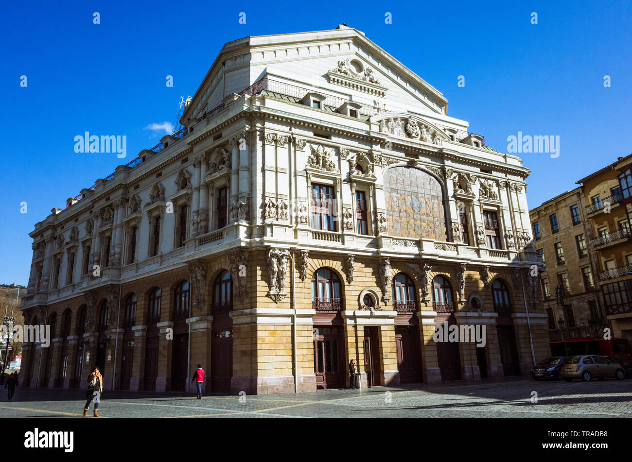 Bilbao, Vizcaya, Baskenland, Spanien: Teatro Arriaga Oper im neobarocken Stil erbaut vom Architekten Joaquín Rucoba im Jahre 1890. Zufällige Menschen i Stockfoto