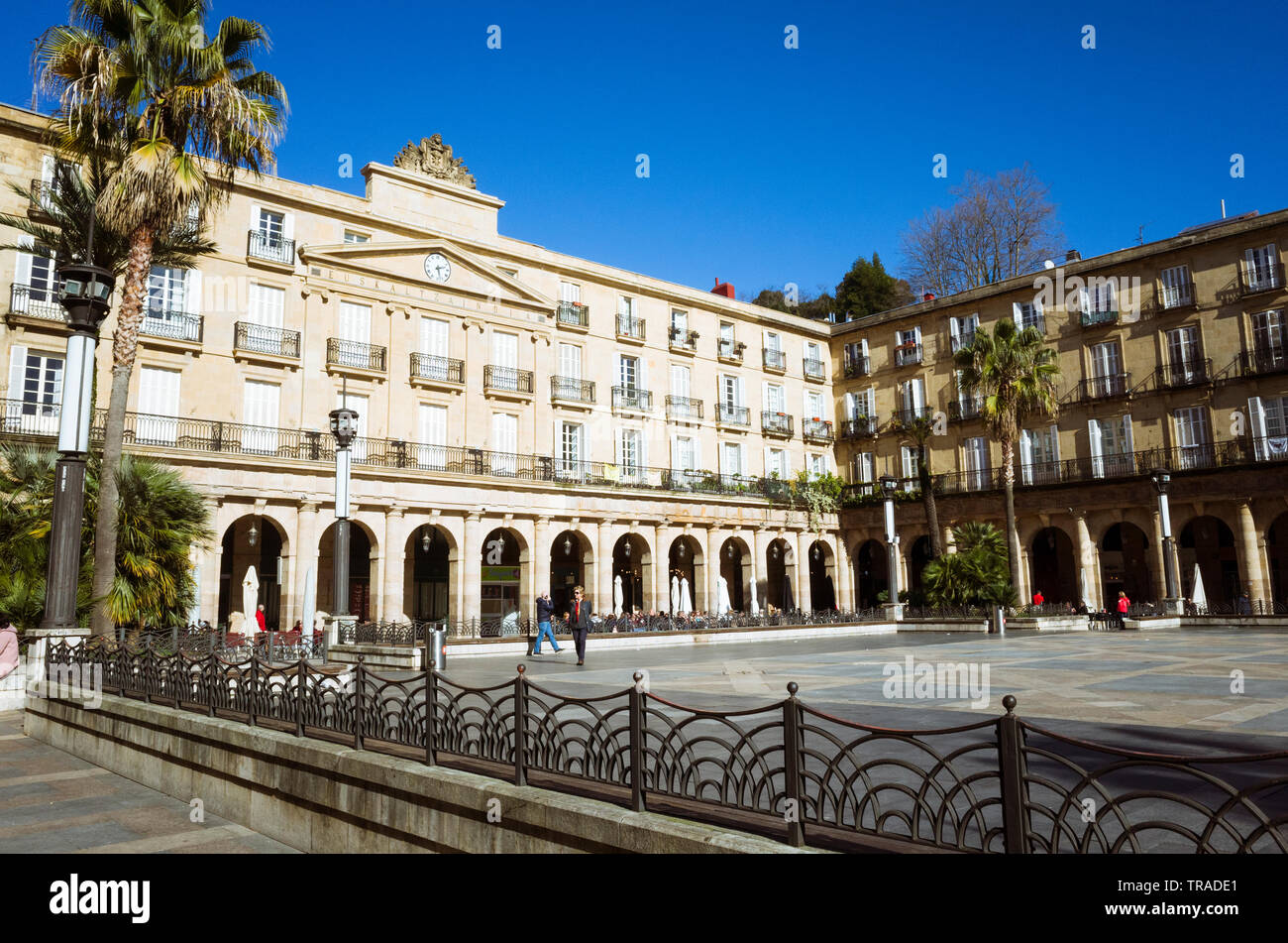 Bilbao, Vizcaya, Baskenland, Spanien: neoklassizistische Gebäude an der Plaza Nueva, die von Silvestre Perez Martinez im Jahr 1821 konzipiert. Stockfoto