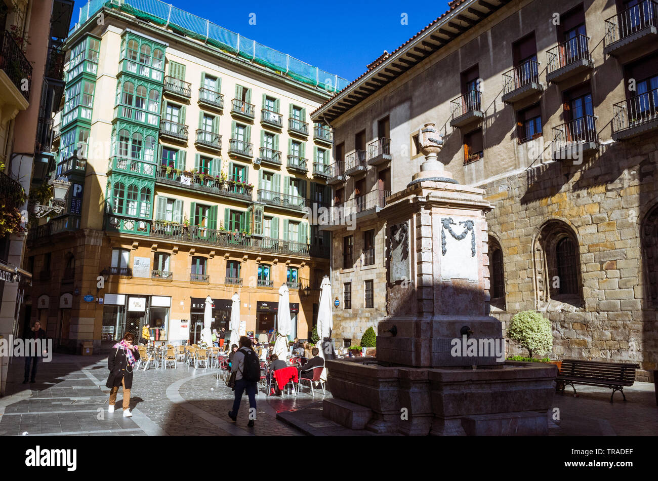 Bilbao, Vizcaya, Baskenland, Spanien: Die Menschen sitzen an Sidewalk Cafe auf dem kleinen Platz von Santiago in der Siete Calles (Sieben Straßen) oder Casco Viejo Stockfoto