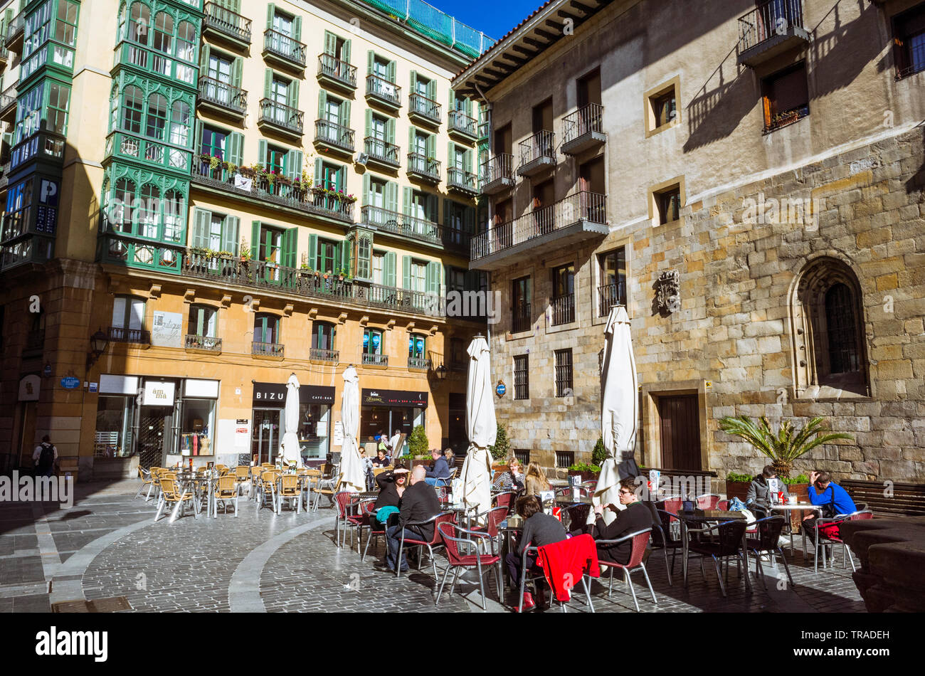 Bilbao, Vizcaya, Baskenland, Spanien: Die Menschen sitzen an Sidewalk Cafe auf dem kleinen Platz von Santiago in der Siete Calles (Sieben Straßen) oder Casco Viejo Stockfoto