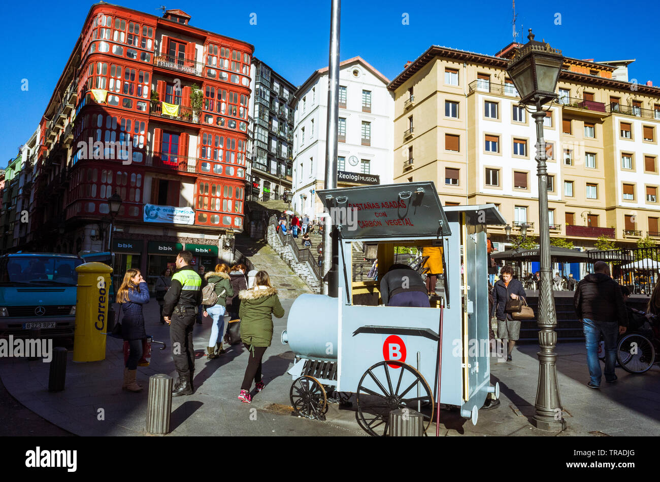 Bilbao, Vizcaya, Baskenland, Spanien: Menschen bei Miguel de Unamuno Square in der Siete Calles (Sieben Straßen) oder Casco Viejo (Altstadt), die medieva Stockfoto