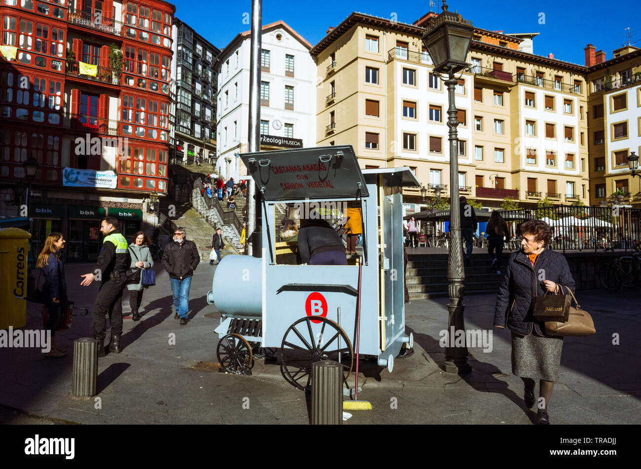 Bilbao, Vizcaya, Baskenland, Spanien: Menschen bei Miguel de Unamuno Square in der Siete Calles (Sieben Straßen) oder Casco Viejo (Altstadt), die medieva Stockfoto