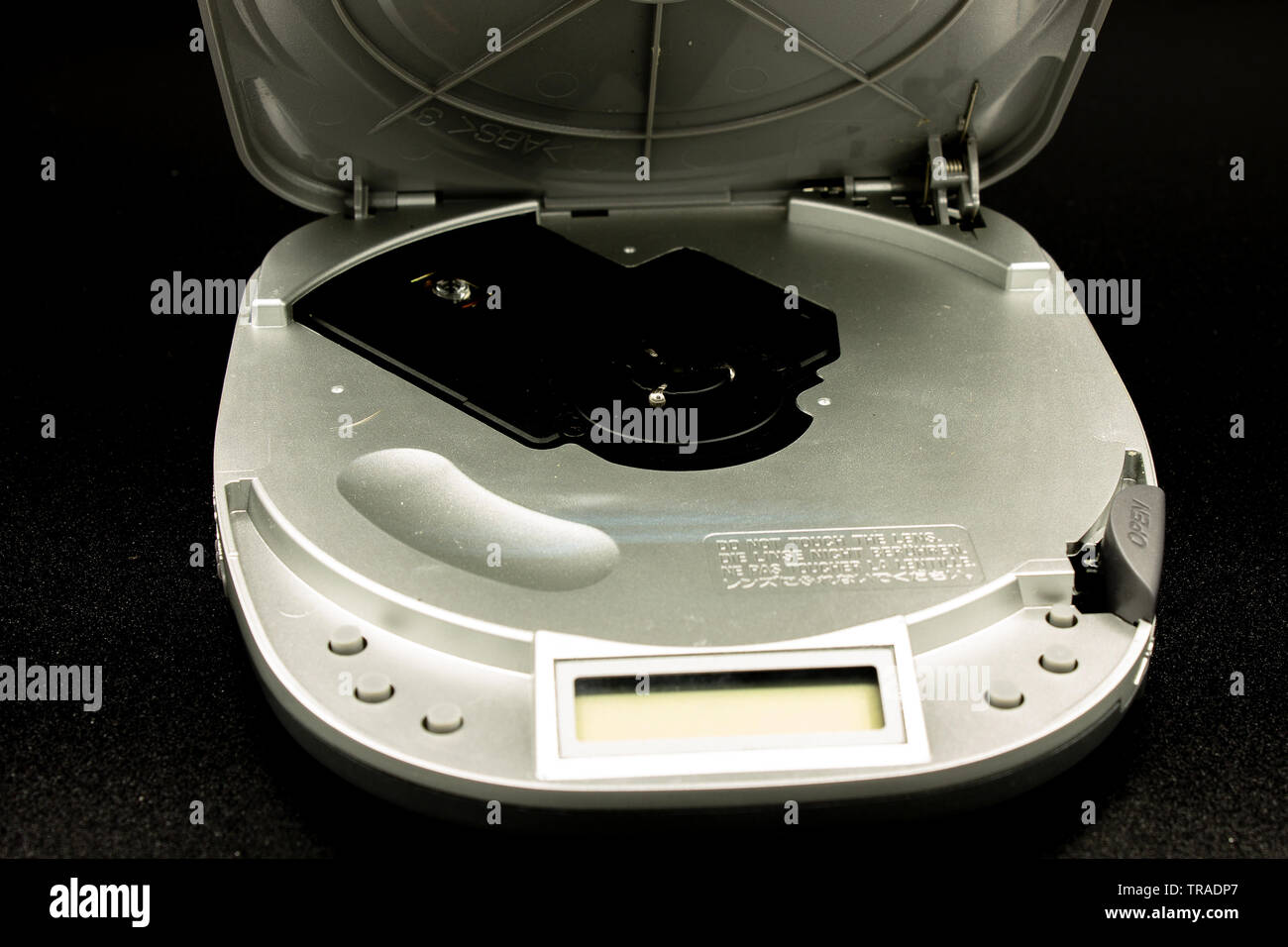 Neapel, Italien, 21/April/2019. Eine alte CD-Player öffnen, wird auf dem Display sichtbar ist, ist das interne Schlüssel, aber auch die Laser, die CD zu lesen. Stockfoto