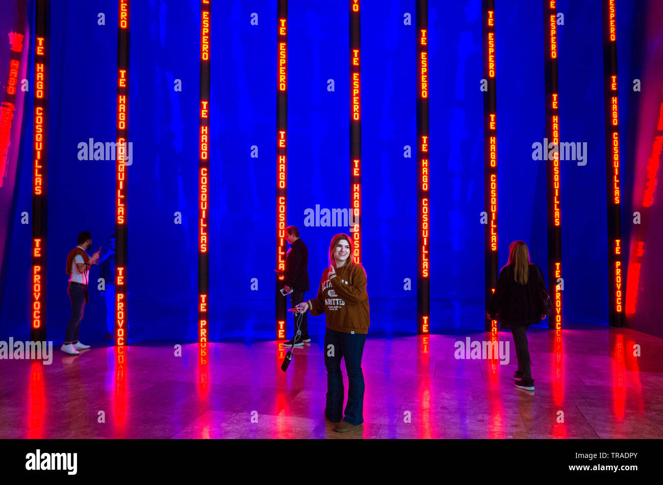 Bilbao, Vizcaya, Baskenland, Spanien: Die Besucher stehen neben den Kunstwerken Installation für Bilbao (1997) von der Künstlerin Jenny Holzer, im Guggenheim Mu Stockfoto