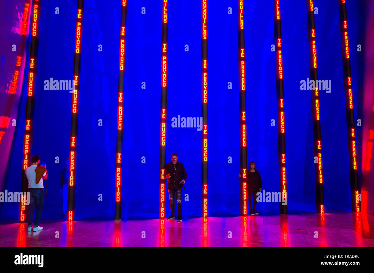 Bilbao, Vizcaya, Baskenland, Spanien: Die Besucher stehen neben den Kunstwerken Installation für Bilbao (1997) von der Künstlerin Jenny Holzer, im Guggenheim Mu Stockfoto