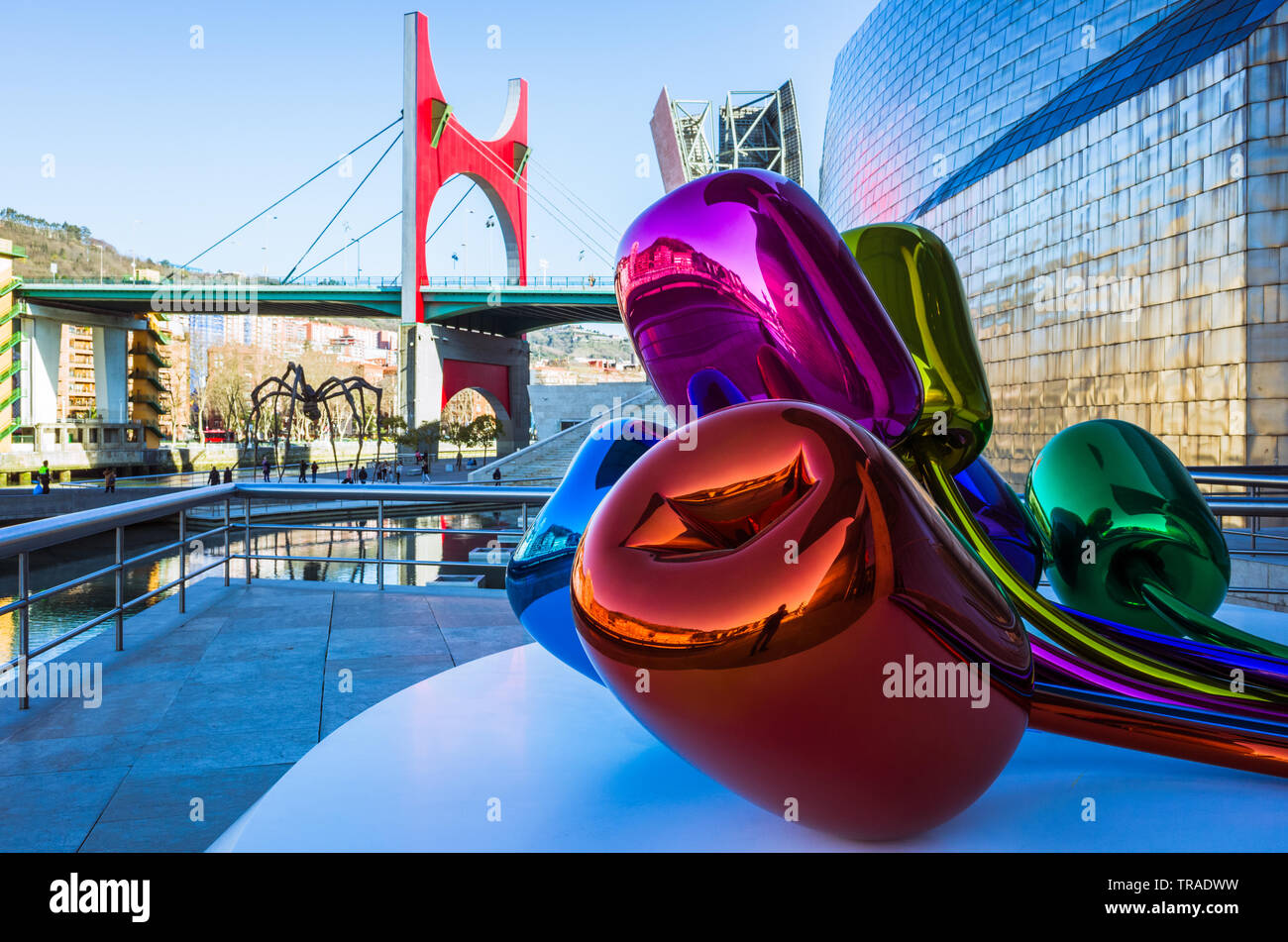 Bilbao, Vizcaya, Baskenland, Spanien: Tulpen Skulptur (1995 - 2004) durch den Künstler Jeff Koons auf der Terrasse des Guggenheim Museum für Moderne und con Stockfoto