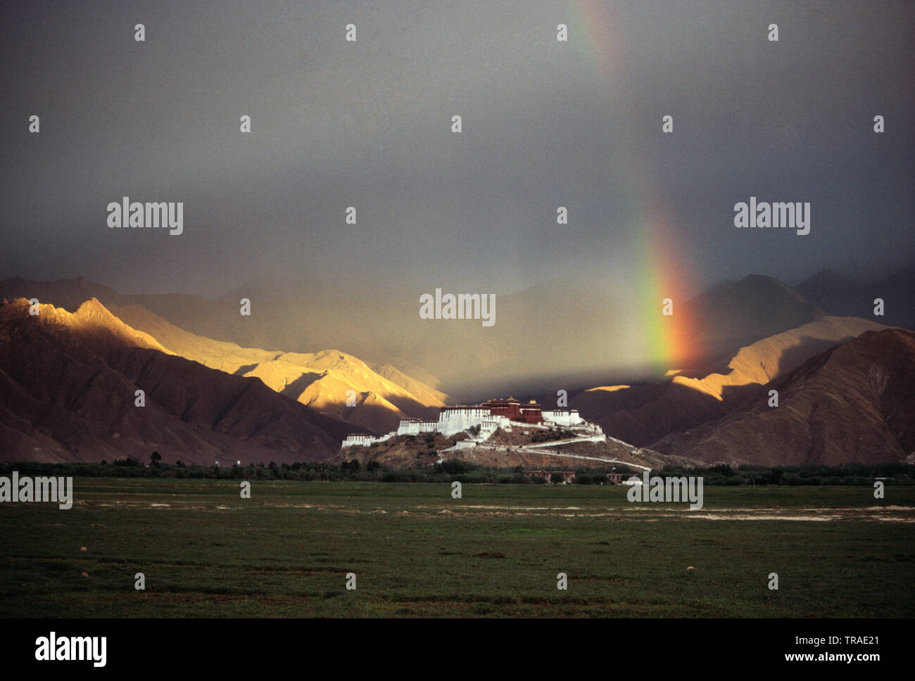 China. Tibet. Lhasa. Potala-palast und Regenbogen über die Berge. Stockfoto