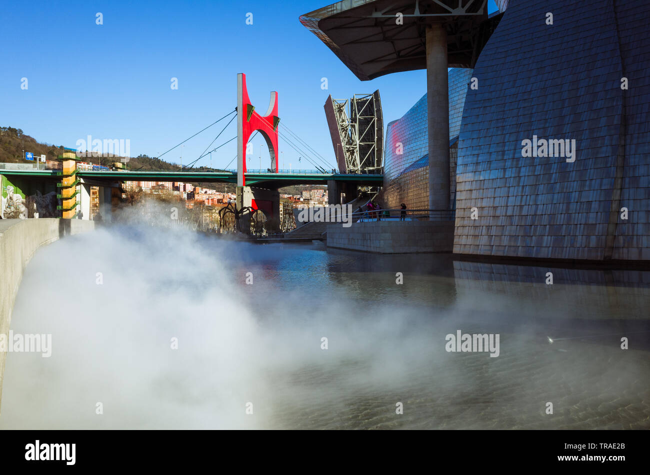 Bilbao, Vizcaya, Baskenland, Spanien: Nebel Skulptur (F.O.G.) 1998 von der Künstlerin Fujiko Nakaya außerhalb des Guggenheim Museum für Moderne und Zeitgenössische ein Stockfoto