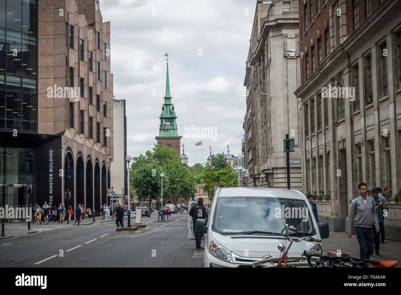 Blick auf den Tower von London und Allerheiligen Kirche aus Eastcheap Stockfoto