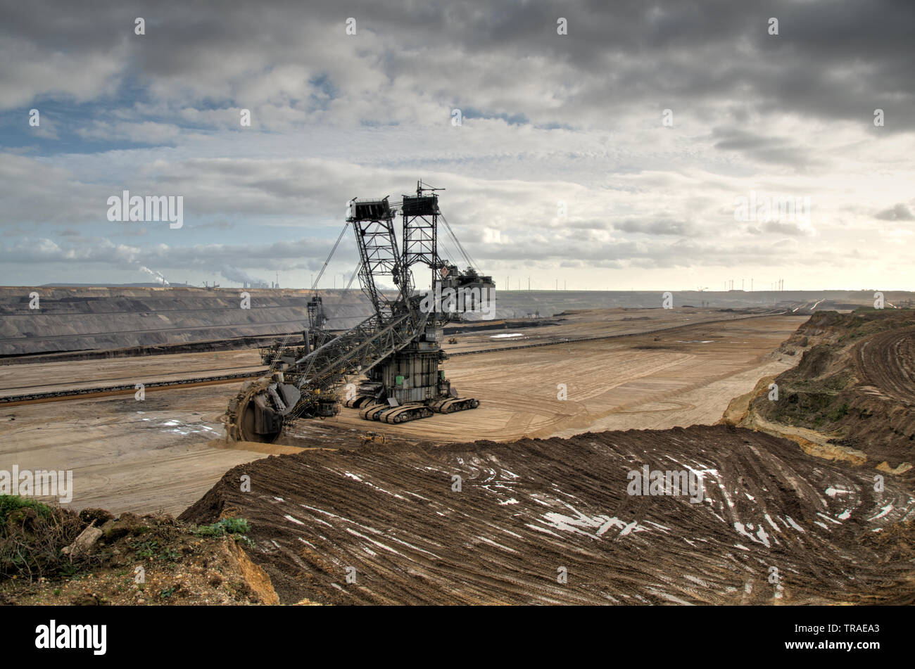 Braunkohleabbau im Tagebau Garzweiler mit Schaufelradbagger Stockfoto