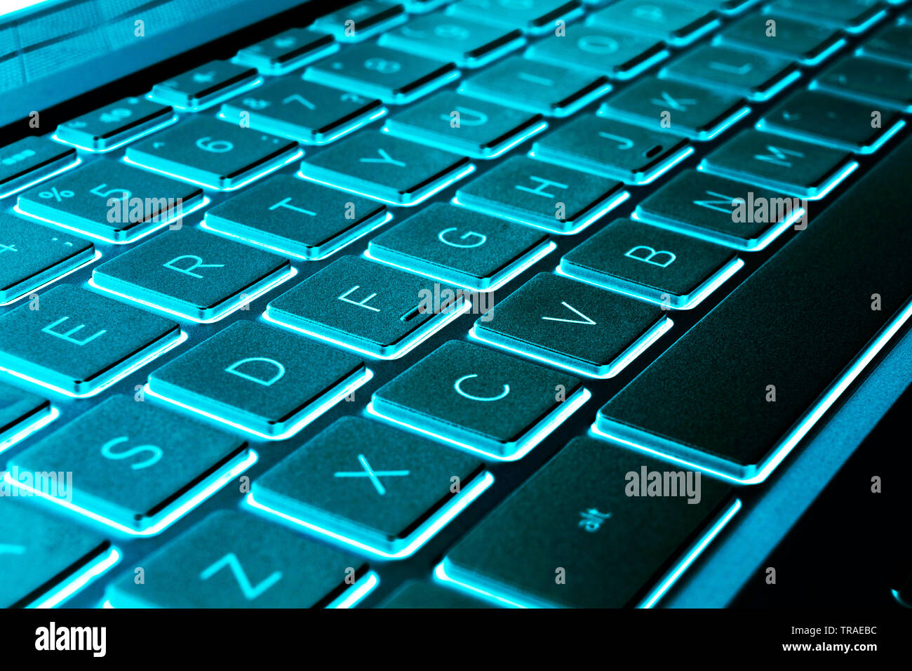 Nahaufnahme von einer modernen, silbernen Laptop Tastatur. Laptop Tastatur. Detail der neue und ergonomische Tastatur. Blaue Farbtöne Stockfoto