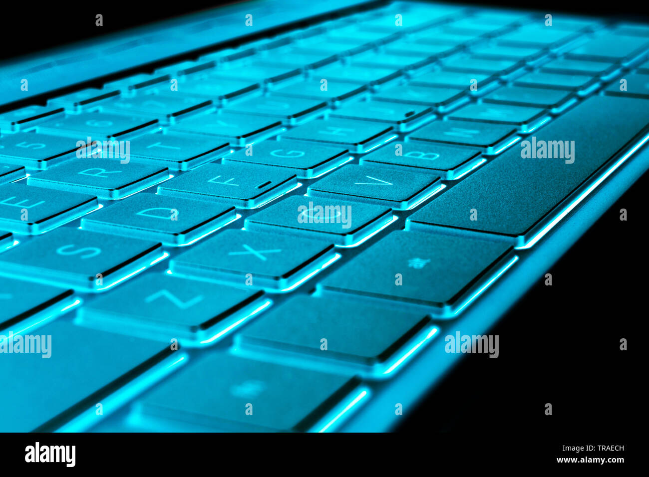 Nahaufnahme von einer modernen, silbernen Laptop Tastatur. Laptop Tastatur. Detail der neue und ergonomische Tastatur. Blaue Farbtöne Stockfoto