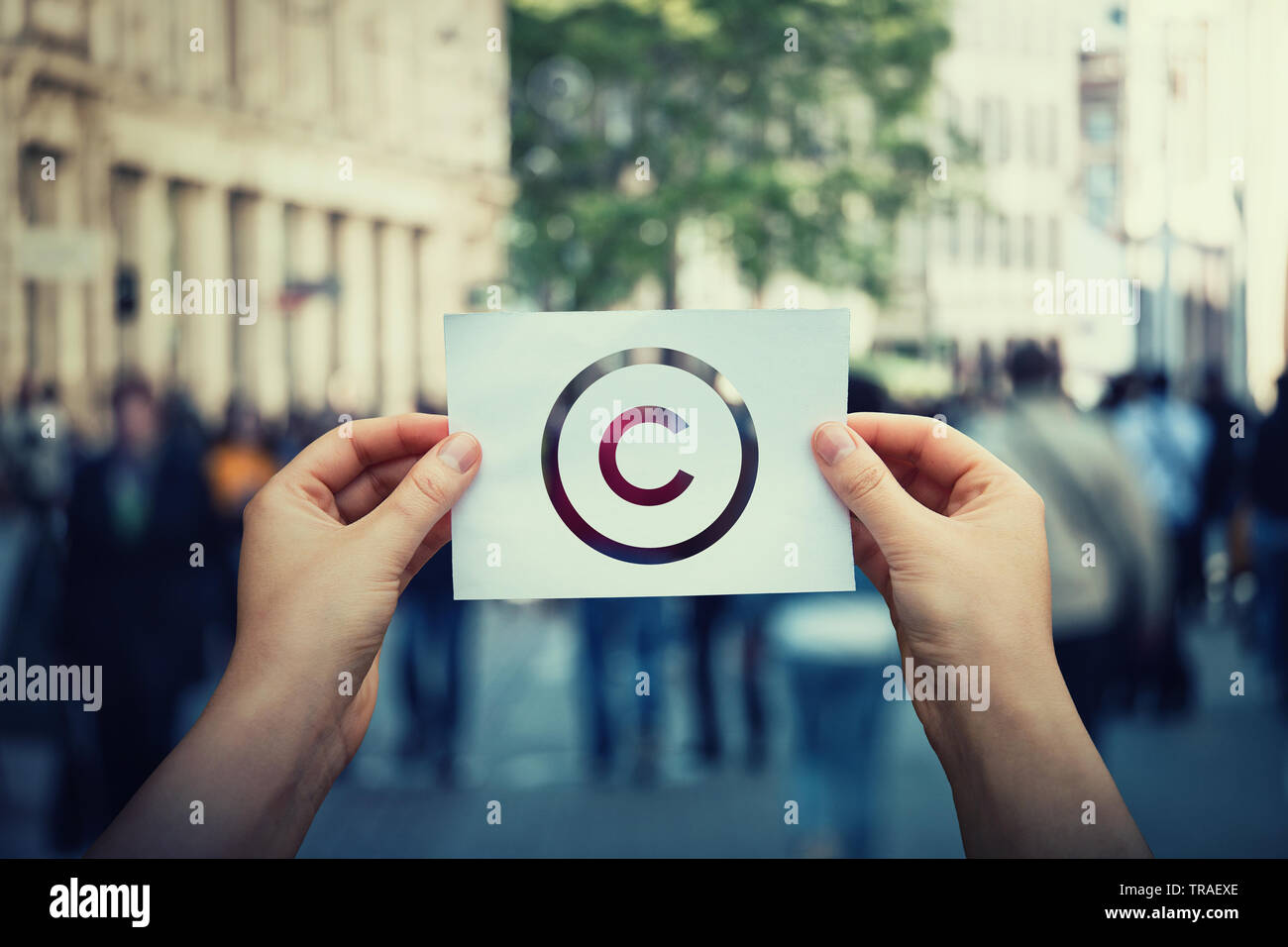 Händen halten Papier mit Copyright Symbol. Internationale Rechte an geistigem Eigentum, den Schutz von Patenten. Marke Lizenz mit Copyleft. Schaffung von Arbeitsplätzen Stockfoto