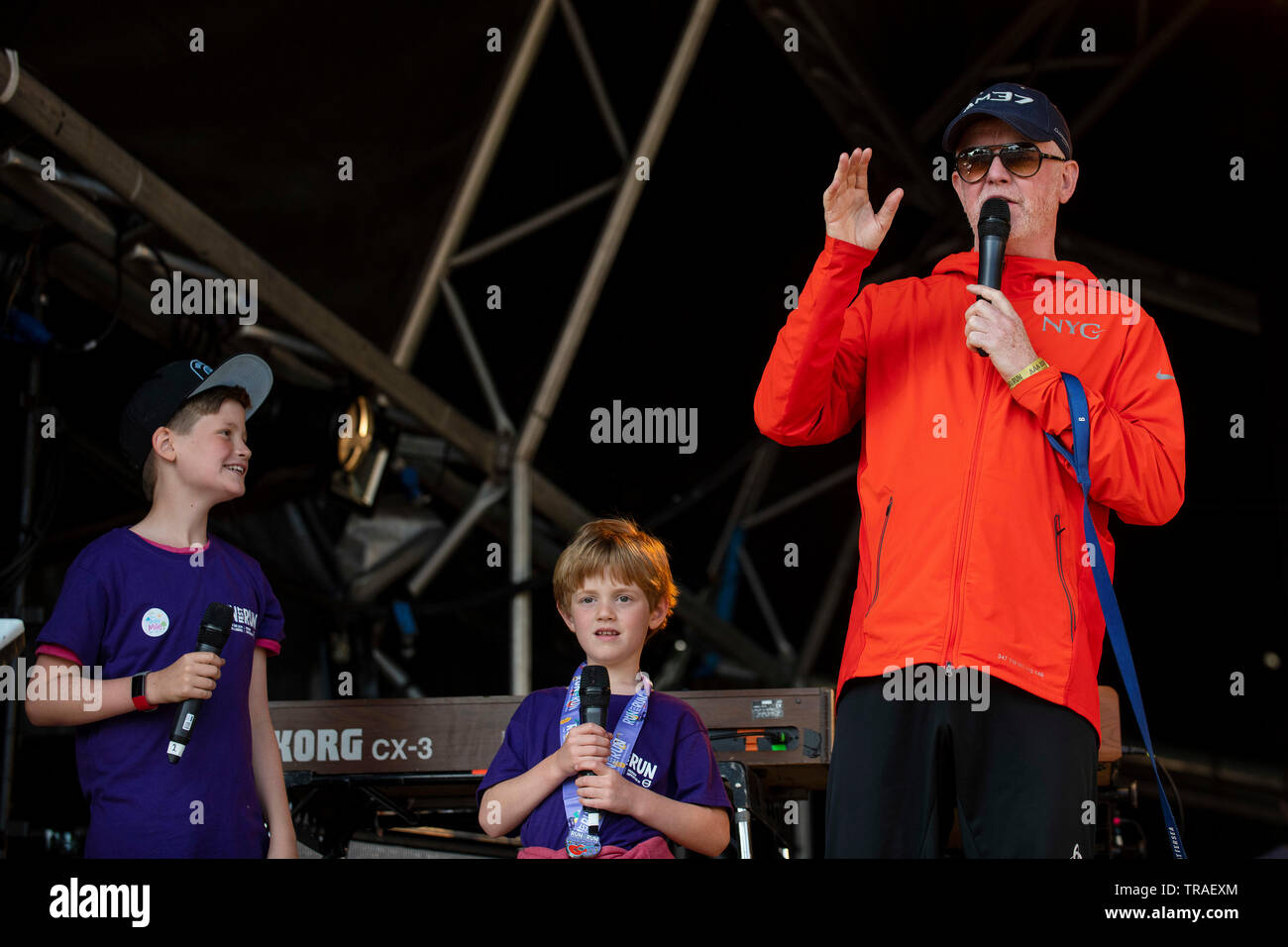 Chris Evans auf der Bühne mit Söhne Noah (links) und Eli auf das Fest Laufen, Laufen und Musik Festival in Bowood House & Gardens, Wiltshire. Stockfoto