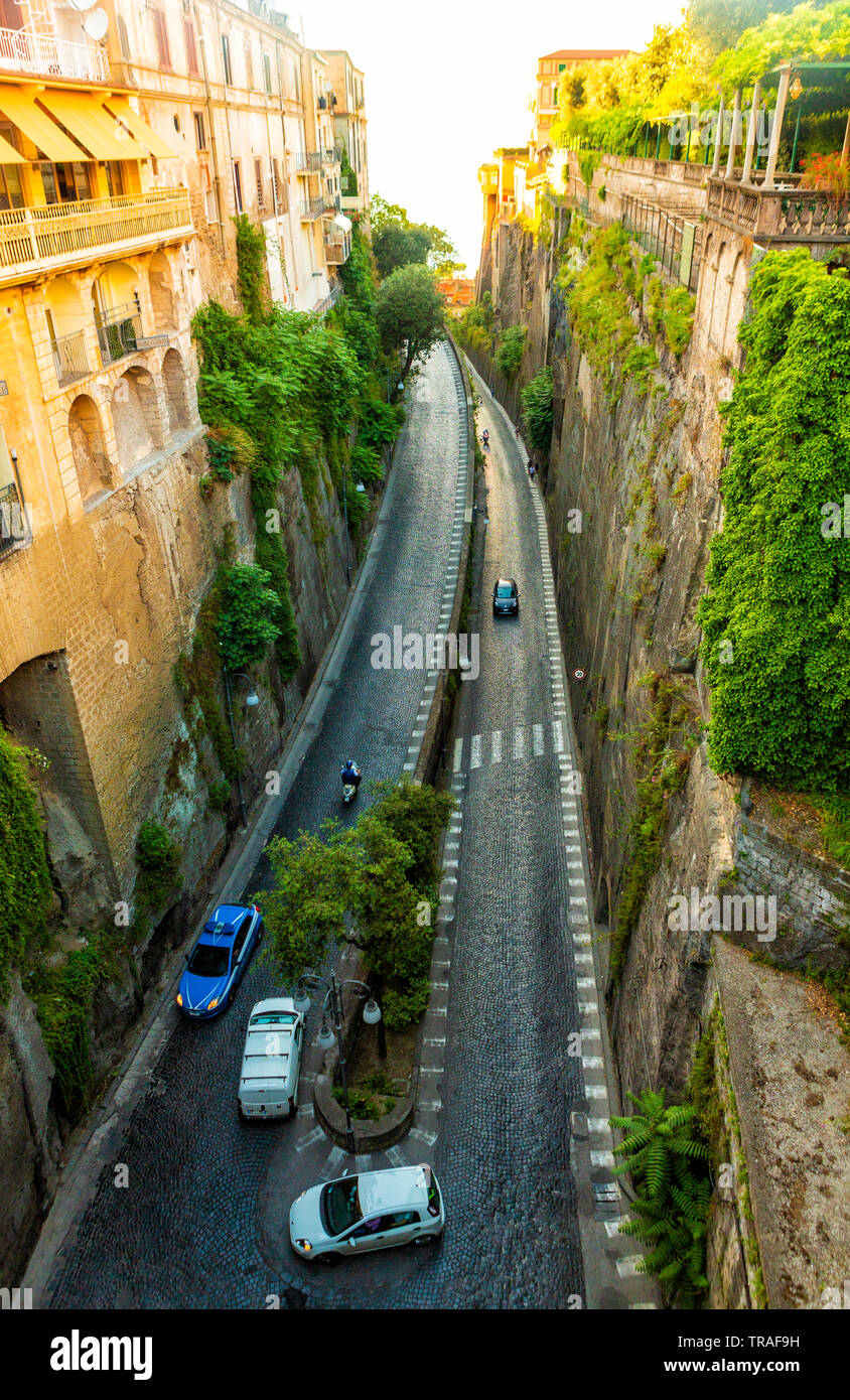 Sorrento, eine Stadt mit Blick auf die Bucht von Neapel im Süden Italiens. Stockfoto