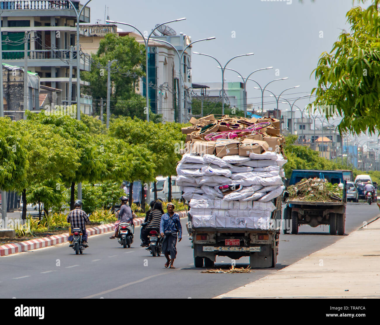 MANDALAY, Myanmar, 20. Mai 2018, ein Verkehr auf Straße an Mändalay Stadt. Ein Lastwagen auf der Straße in Burma. Stockfoto