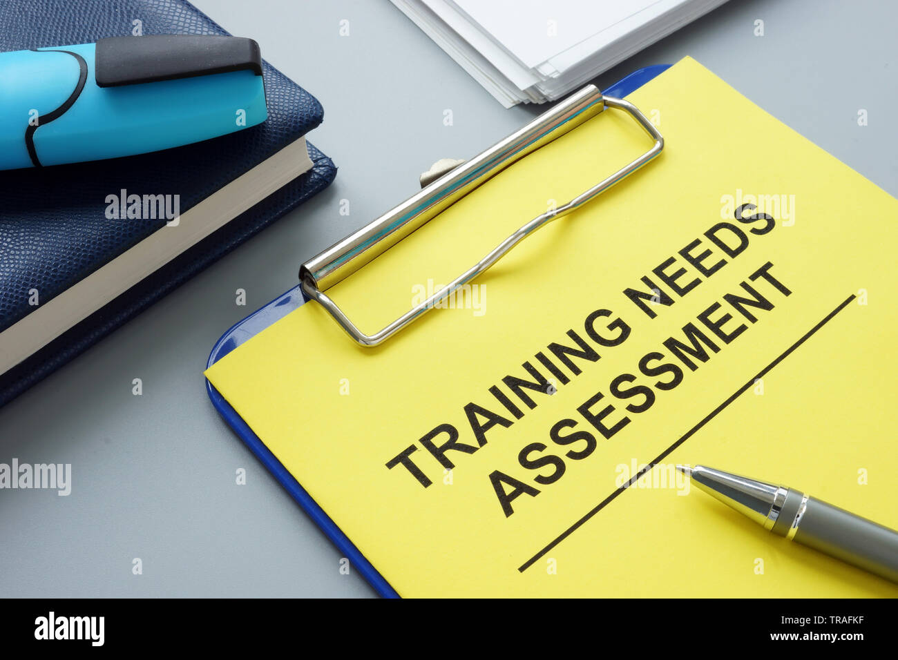 Training Needs Assessment TNA Bericht mit Zwischenablage. Stockfoto
