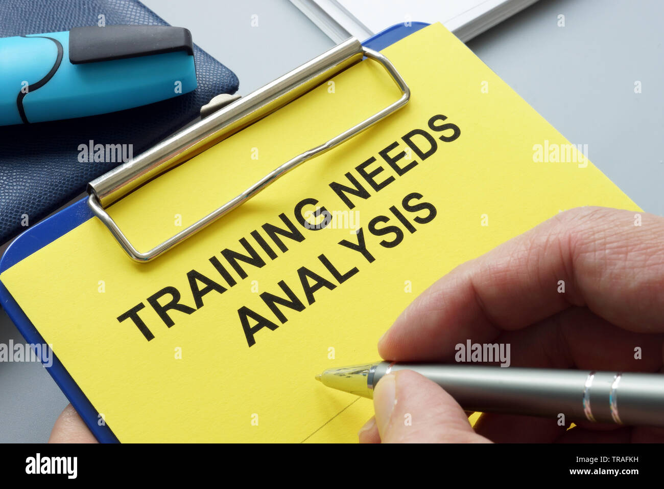 Man ausfüllen Training Needs Analysis Dokumente. Stockfoto