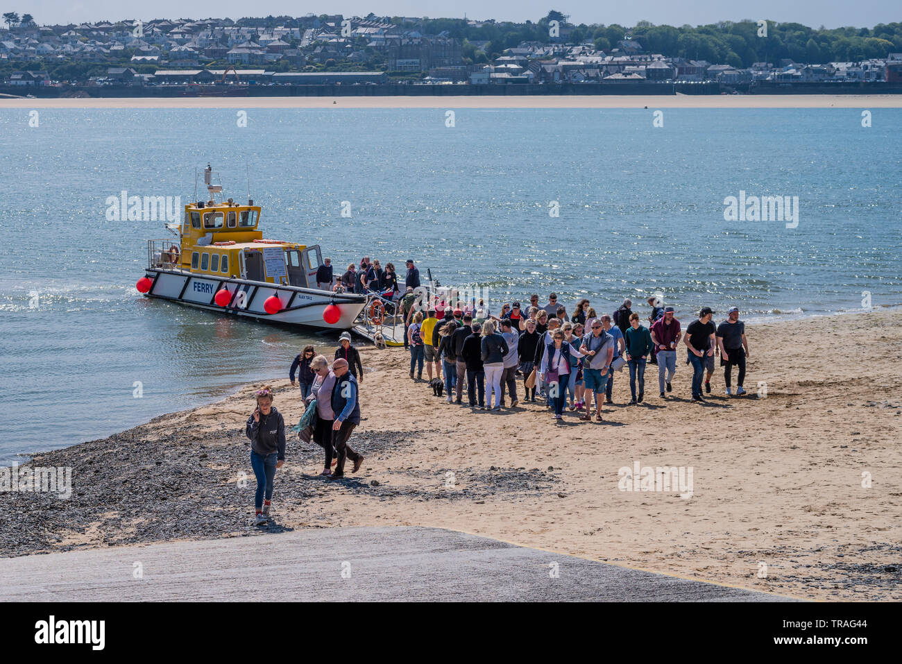 Die Padstow zu Rock Passagierfähre aussteigen auf Rock Beach mit zahlreichen Passagieren an einem sonnigen Tag. Cornwall UK. Stockfoto