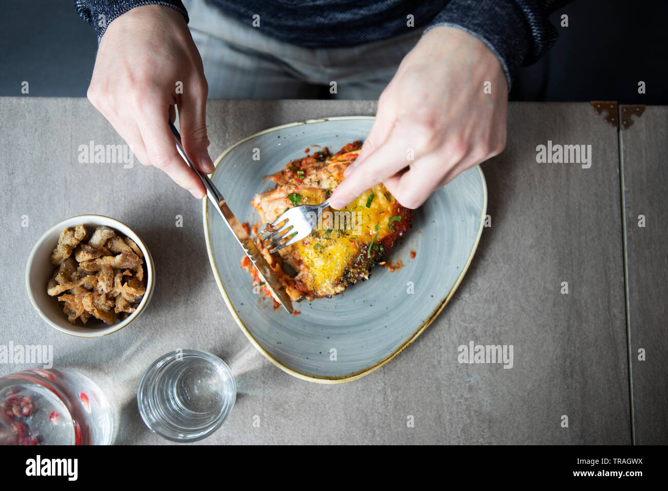 Essen in einem Restaurant, Mann essen Lasagne, Mann, der lunsh Stockfoto