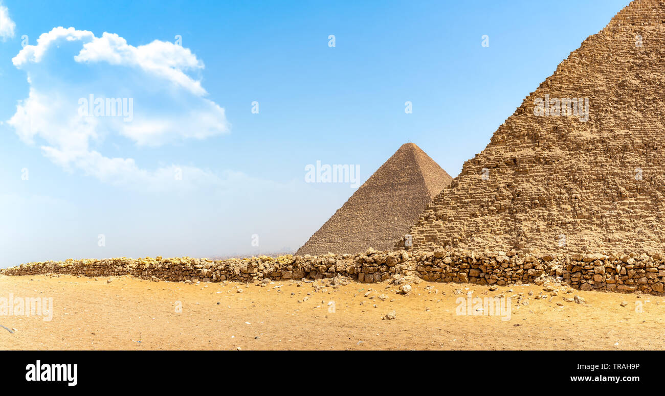 Pyramiden von Gizeh in der Wüste am Tag Stockfoto
