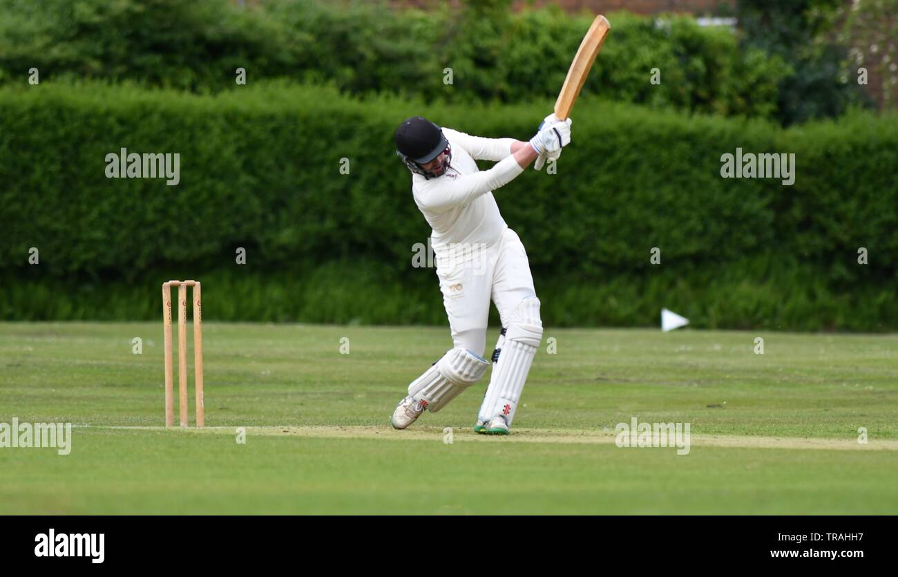 Ein Pott Shrigley Batsman in Aktion während der Derbyshire und Cheshire League Match zwischen Kapelle en le Frith und Pott Shrigley Stockfoto