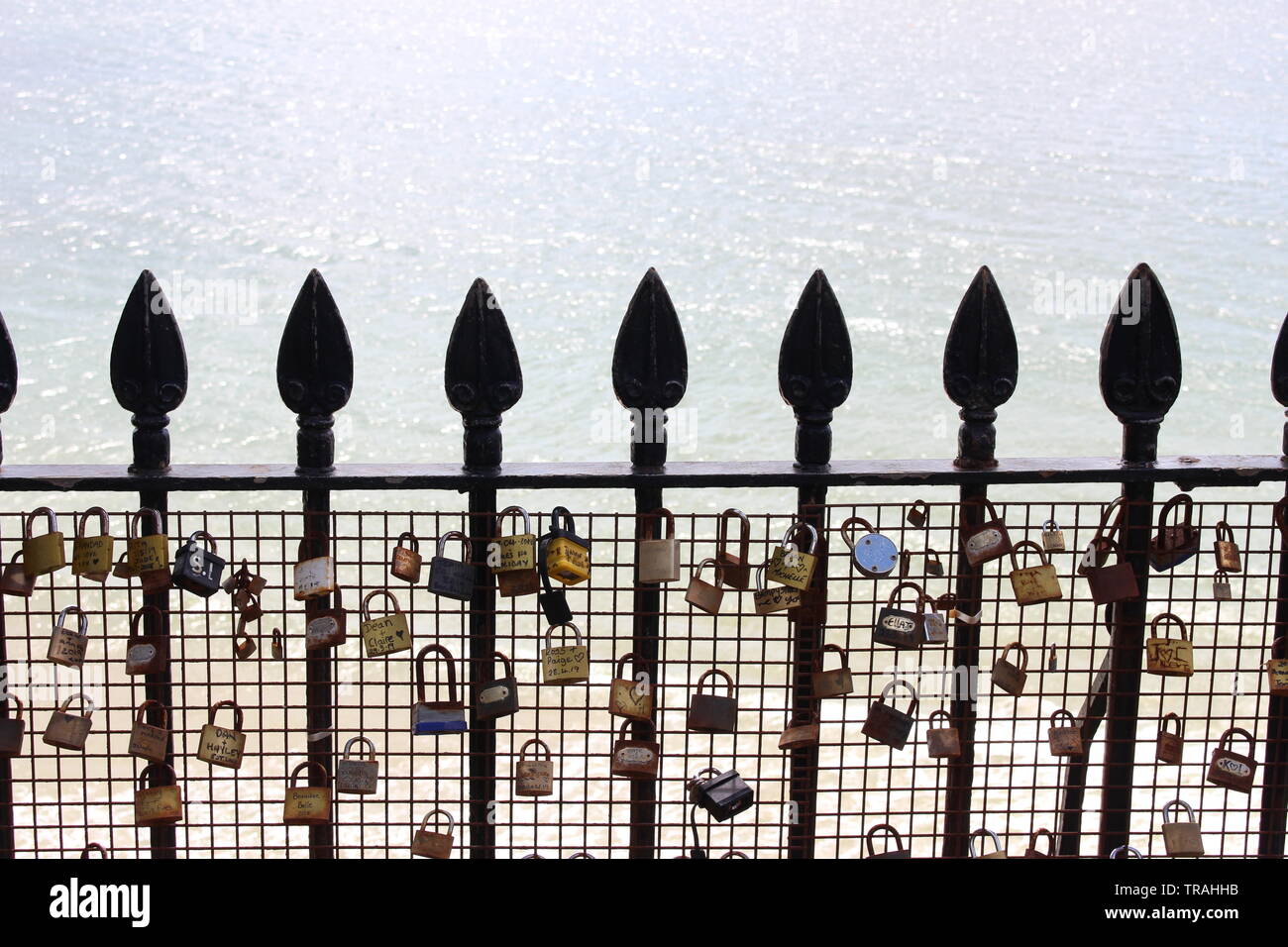 Ein Foto von 'Liebe Schlösser' auf Geländer in Tenby, Pembrokeshire, Wales, UK. Stockfoto